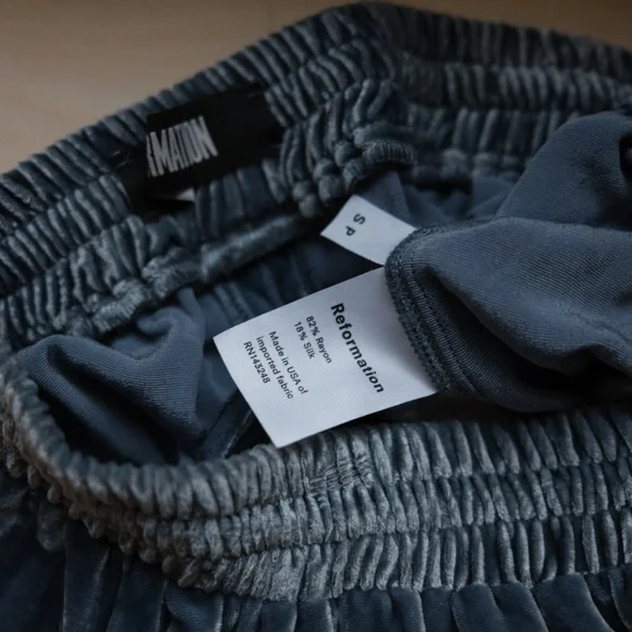 Reformation petites blue velvet cropped pant - Picture 3 of 3